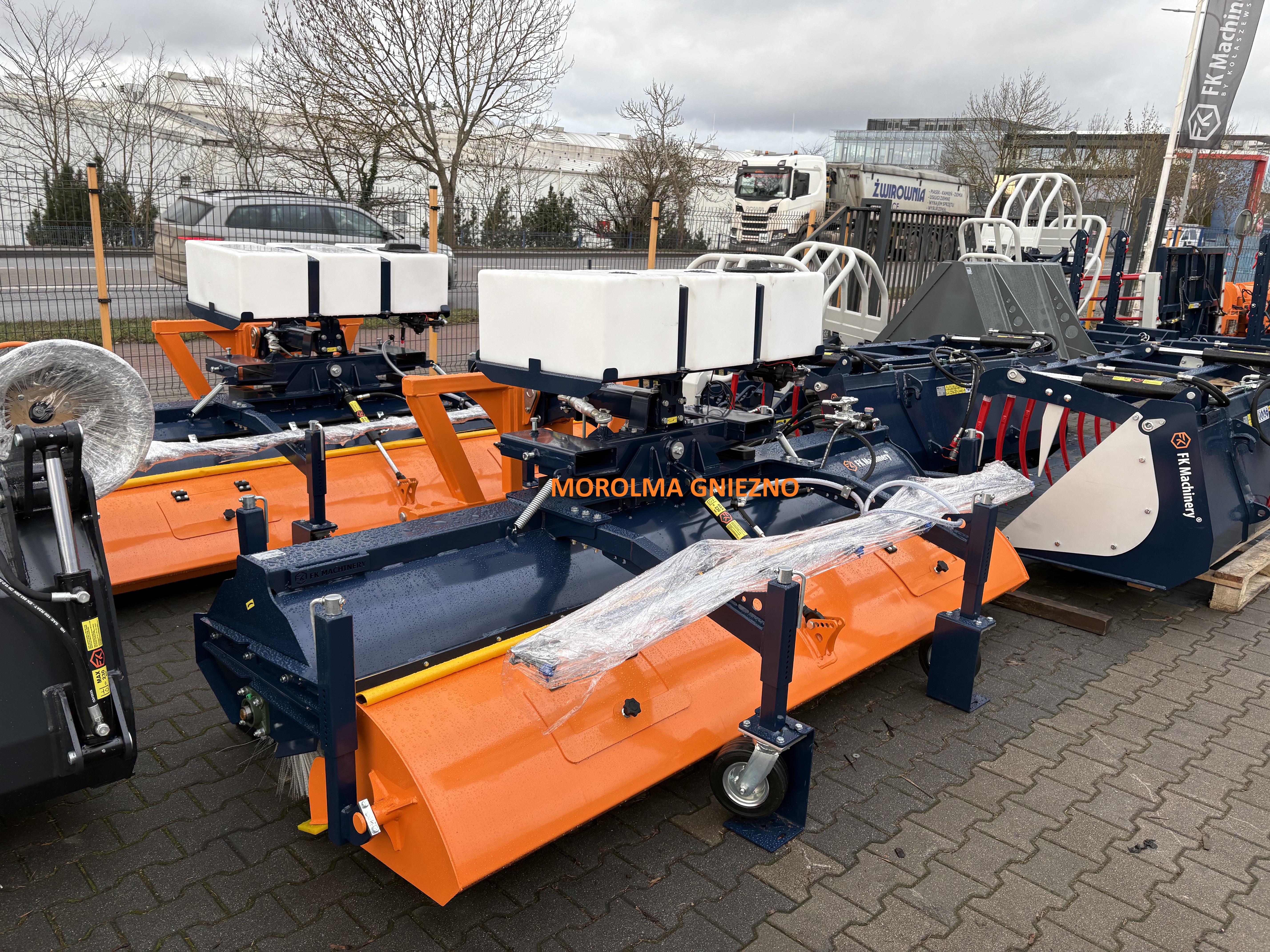 Zamiatarka komunalna szczotka do placów magazynów ulic dróg FK MACHINERY MAXI TANK BRUSH  — zdjęcie 2