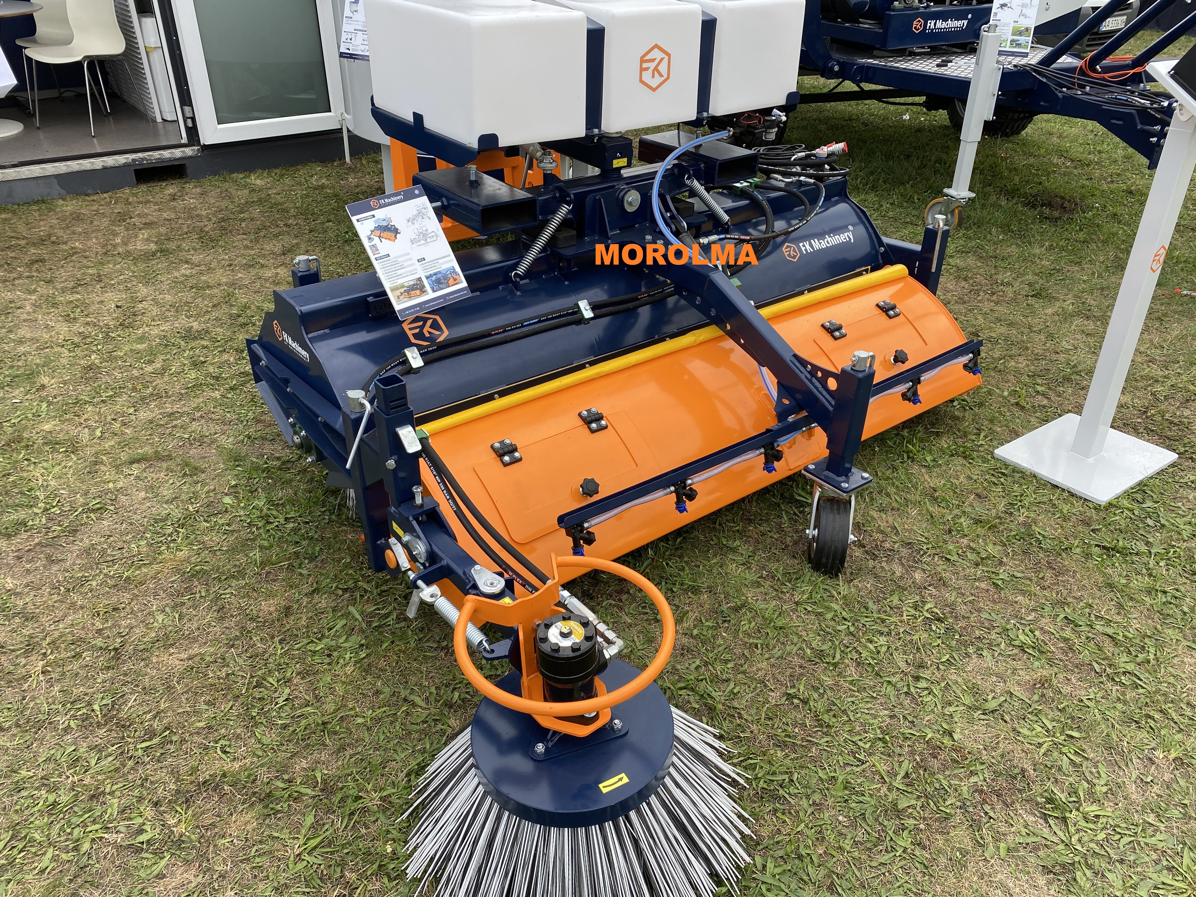 Zamiatarka komunalna szczotka do placów magazynów ulic dróg FK MACHINERY MAXI TANK BRUSH  — zdjęcie 4