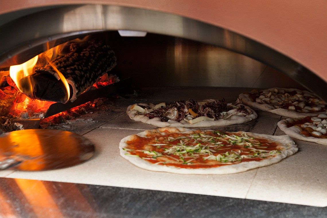 Biesiadowanie z piecem do pizzy (piecem chlebowym). — zdjęcie 7