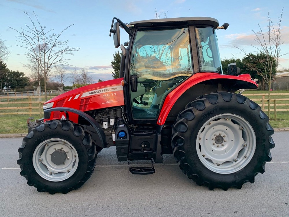Ciągnik Massey Ferguson 5611 — zdjęcie 1
