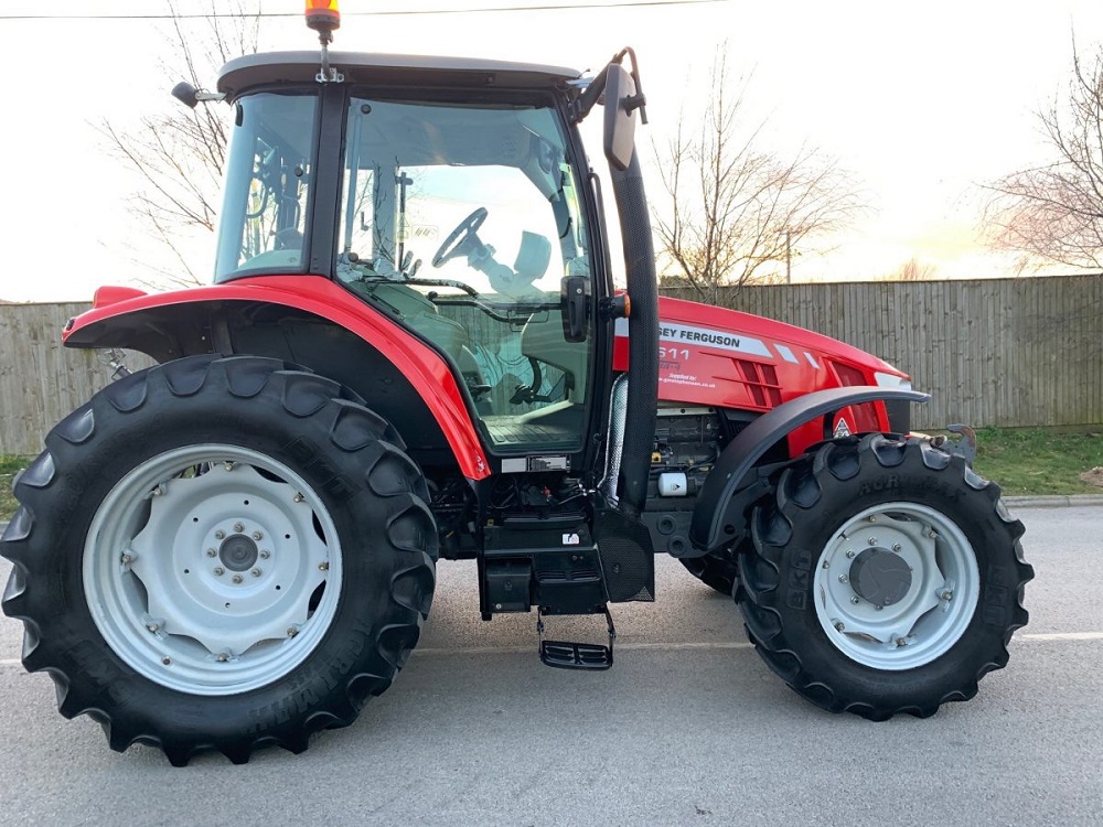 Ciągnik Massey Ferguson 5611 — zdjęcie 2