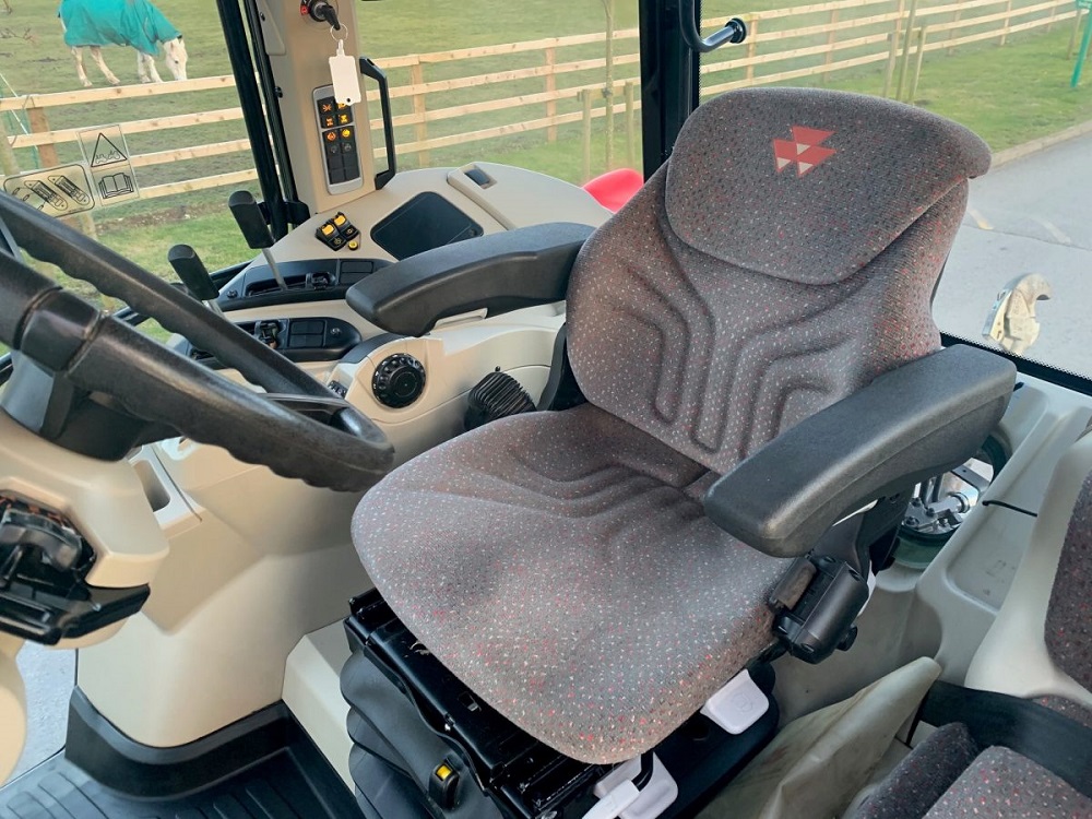 Ciągnik Massey Ferguson 5611 — zdjęcie 3