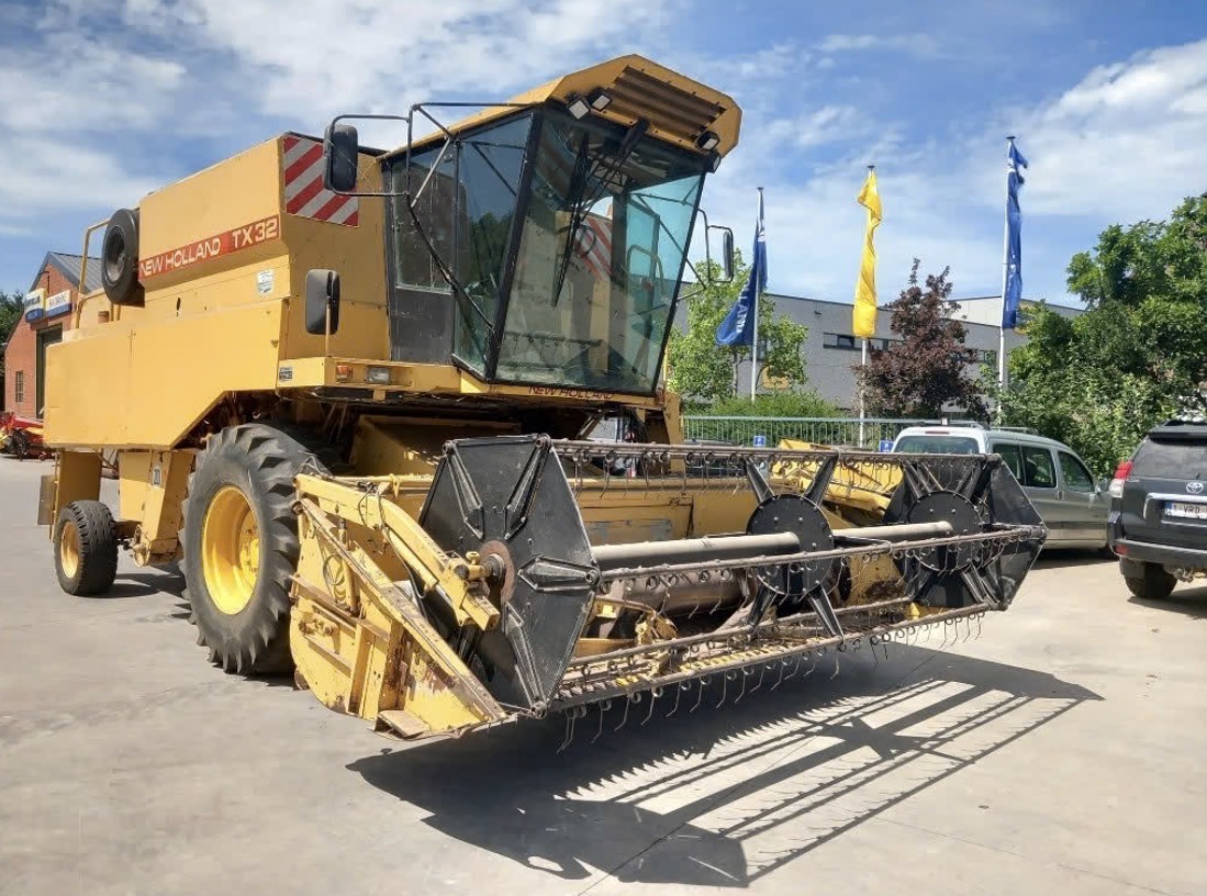 kombajn zbożowy New Holland TX32\. — zdjęcie 1