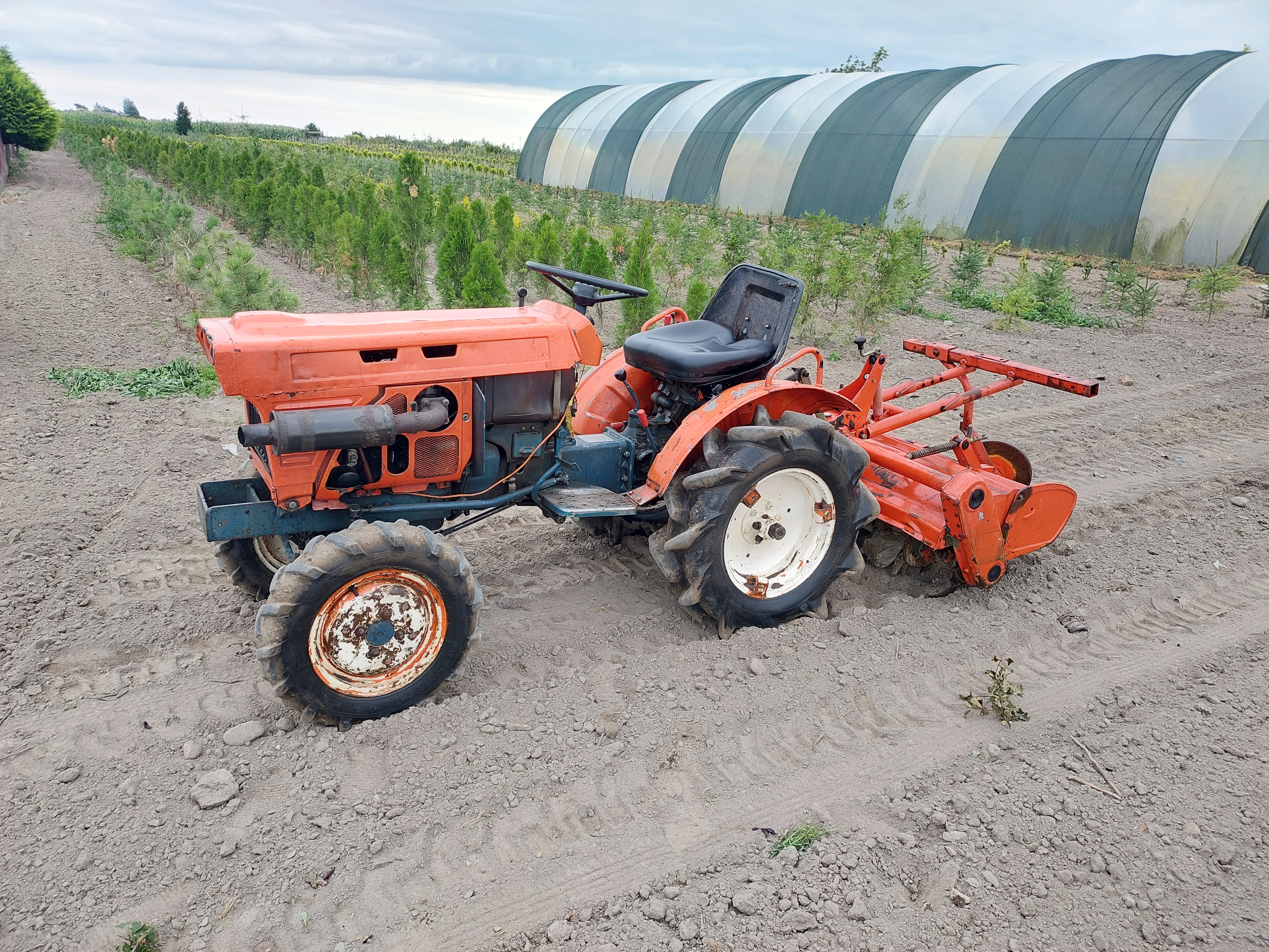 Ciągnik Kubota 4x4 z glebogryzarką — zdjęcie 1