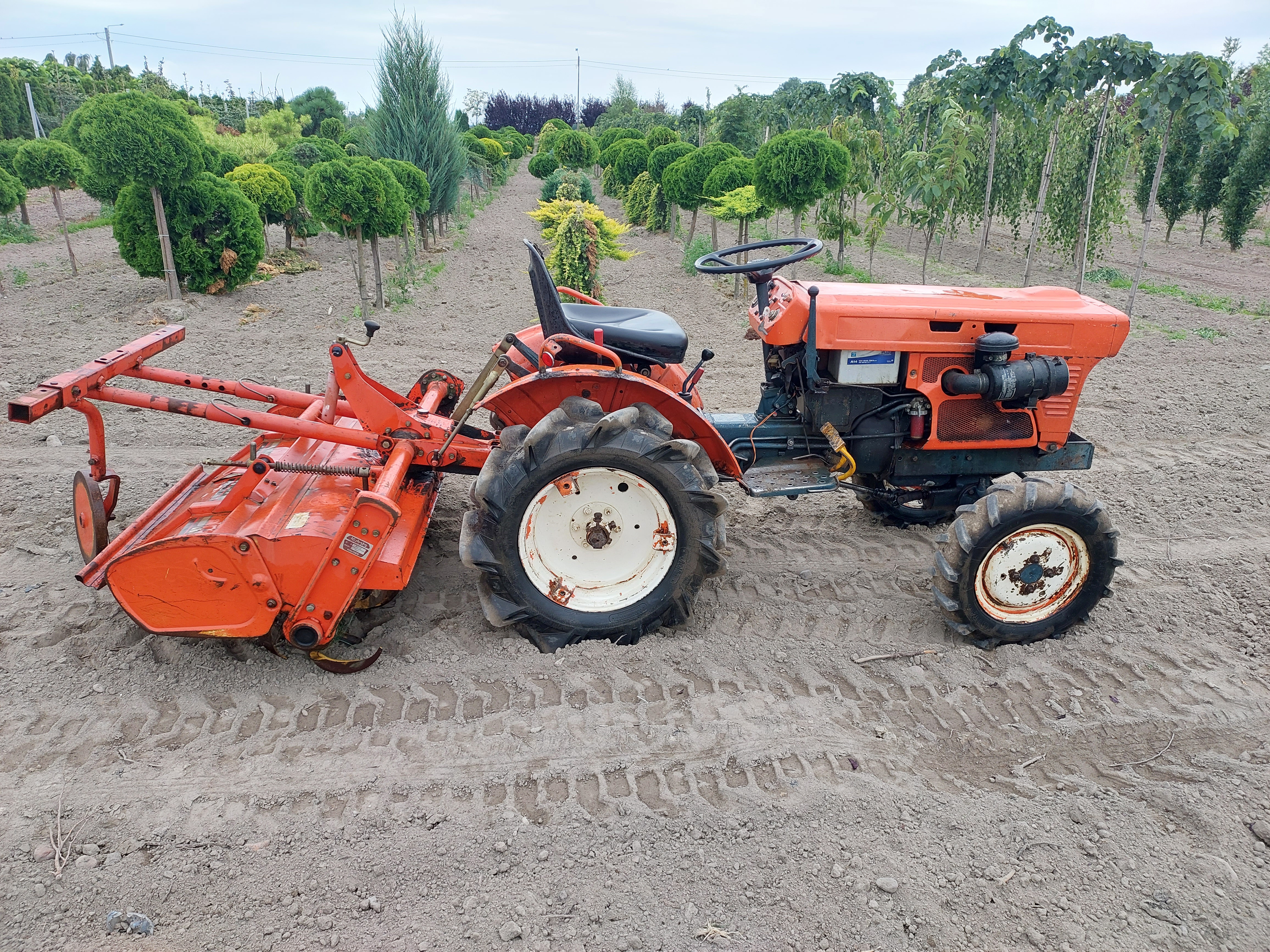 Ciągnik Kubota 4x4 z glebogryzarką — zdjęcie 2