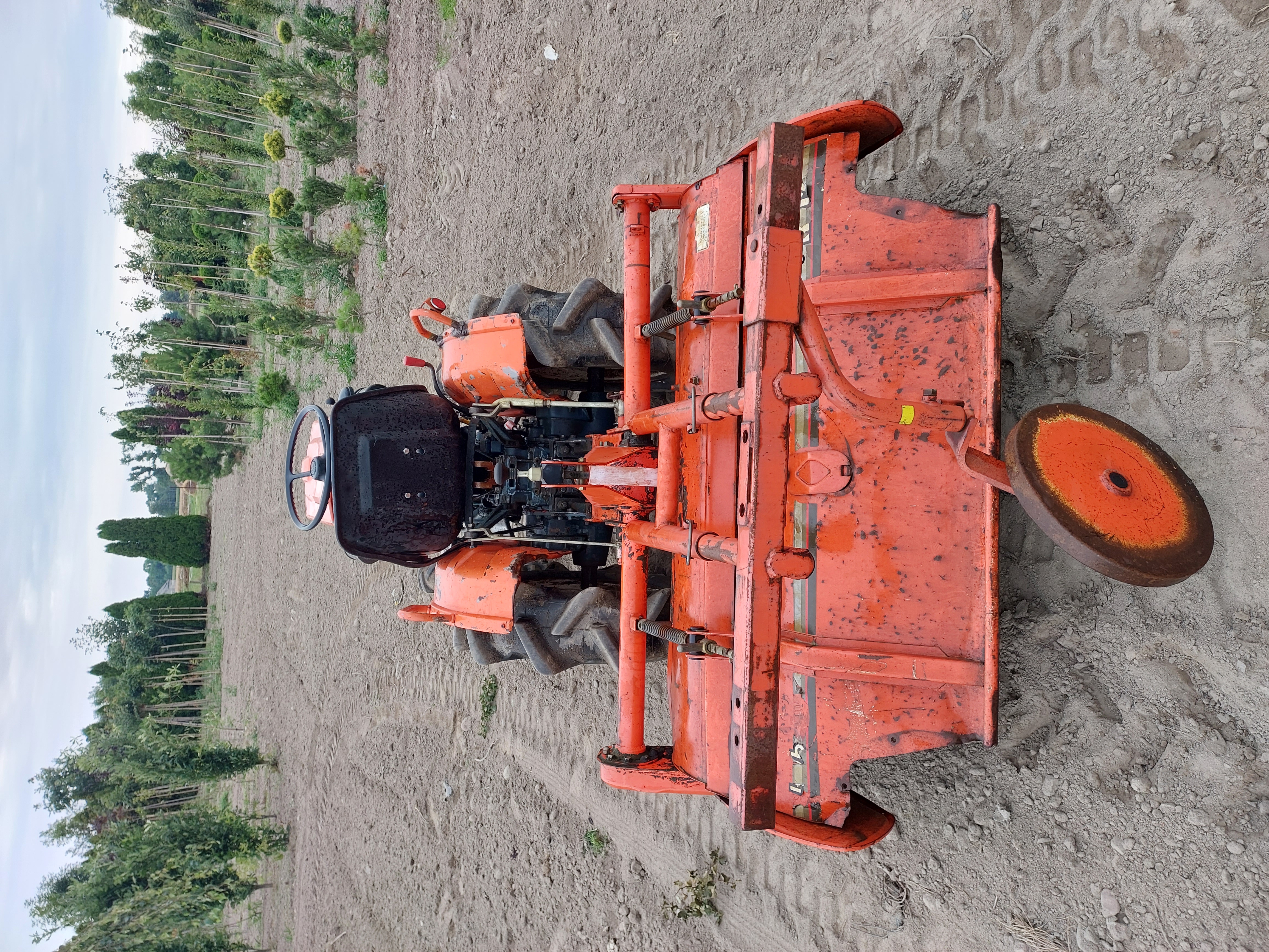 Ciągnik Kubota 4x4 z glebogryzarką — zdjęcie 3