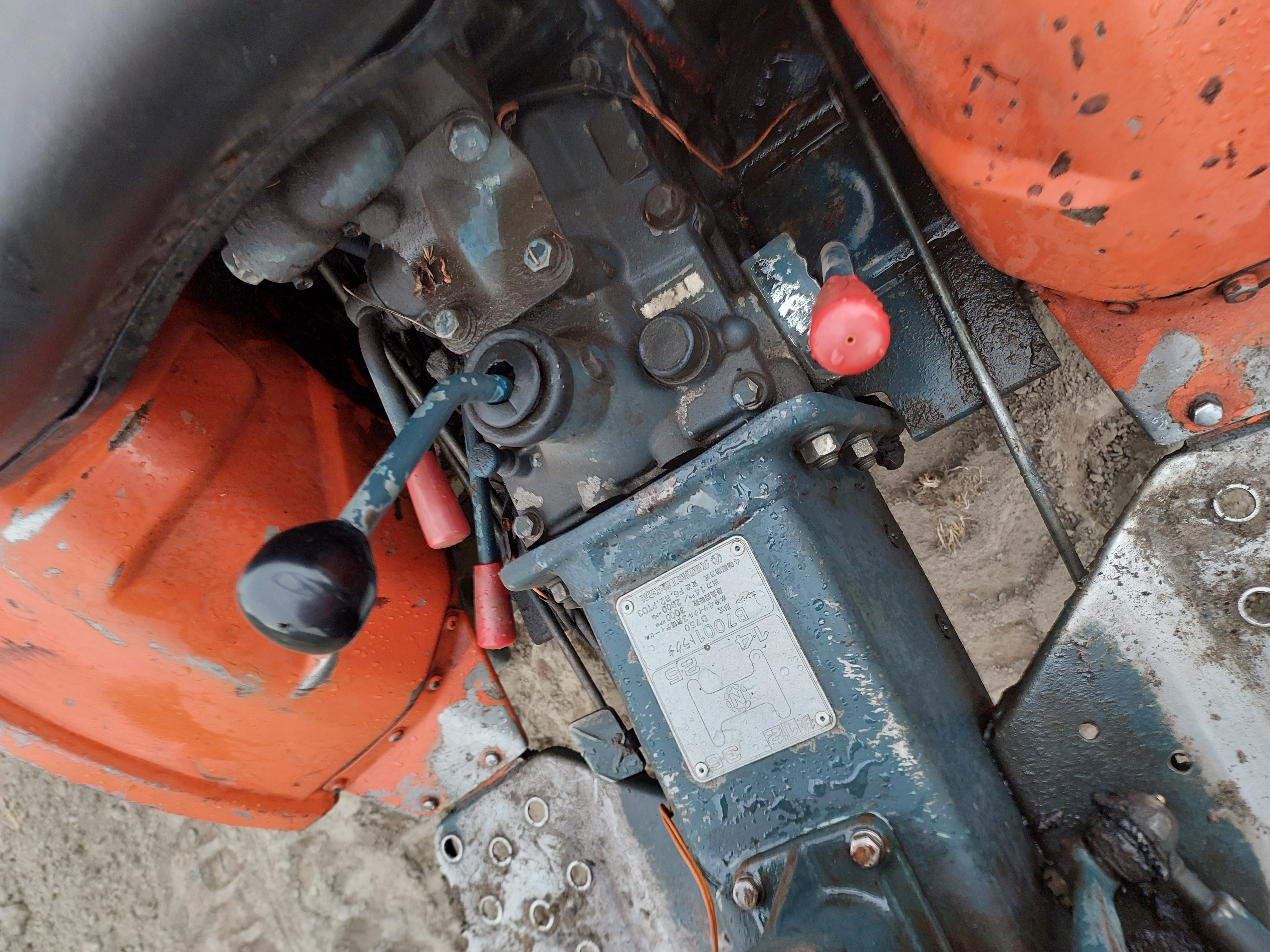Ciągnik Kubota 4x4 z glebogryzarką — zdjęcie 4