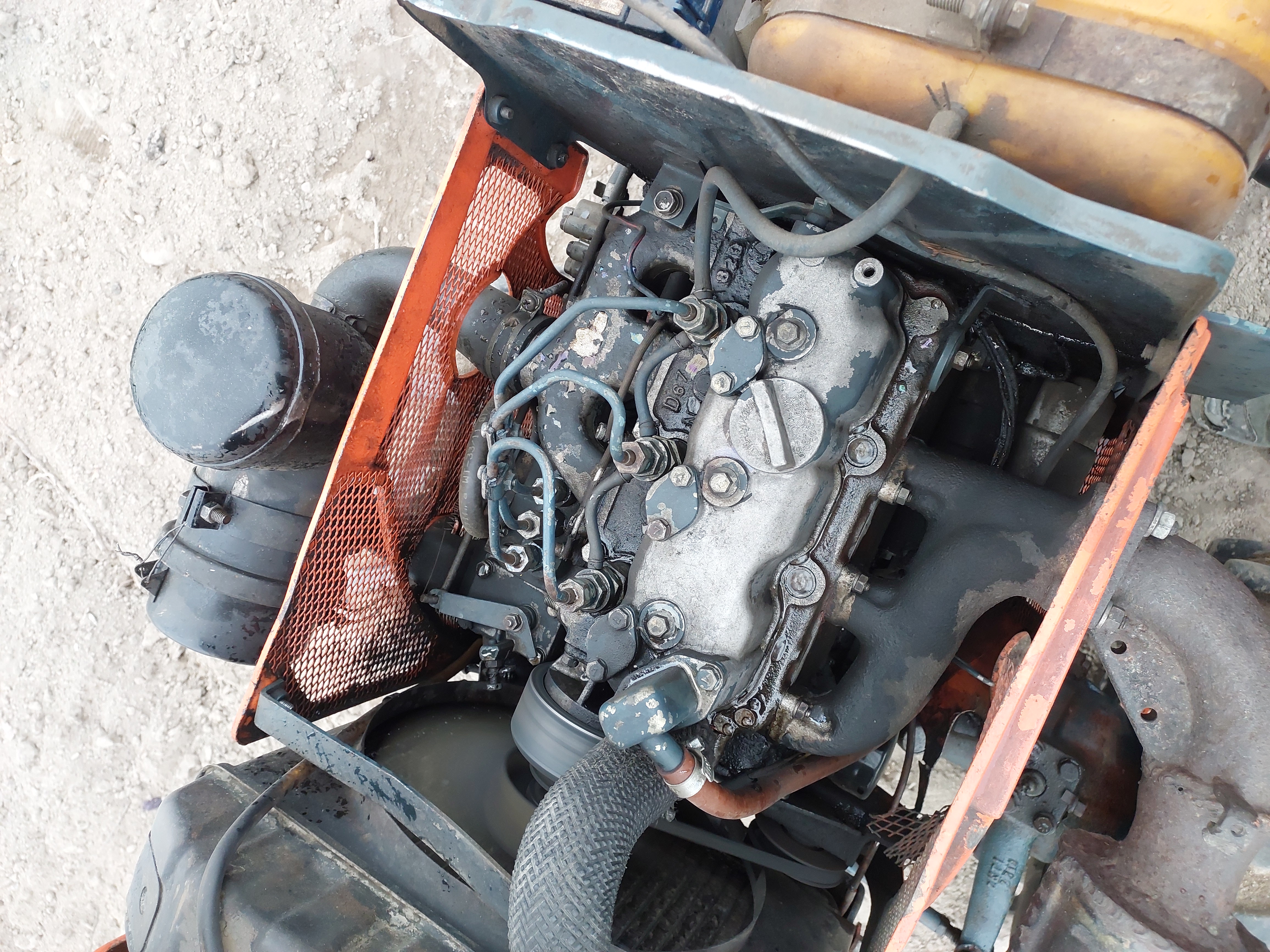 Ciągnik Kubota 4x4 z glebogryzarką — zdjęcie 5