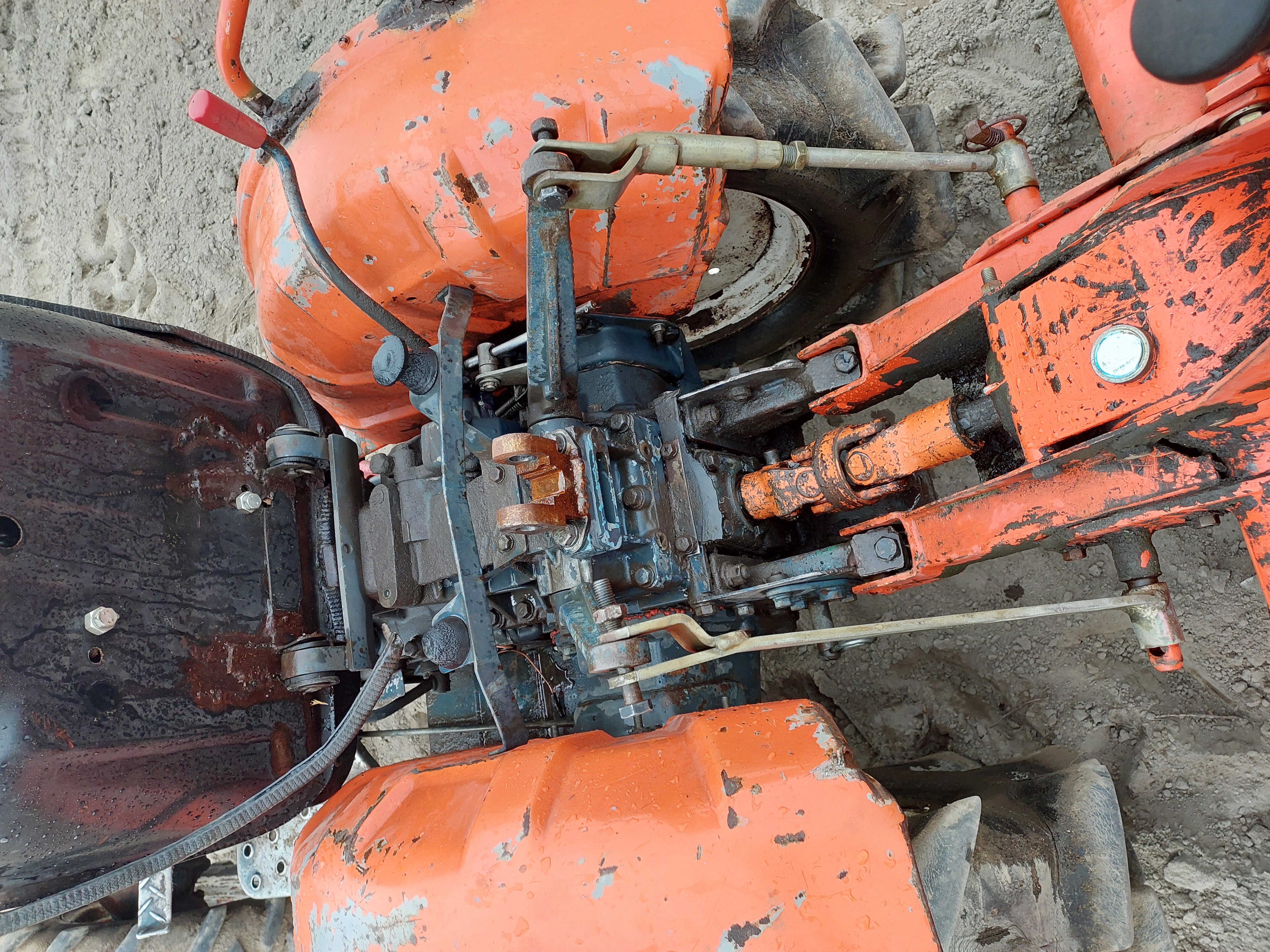Ciągnik Kubota 4x4 z glebogryzarką — zdjęcie 6