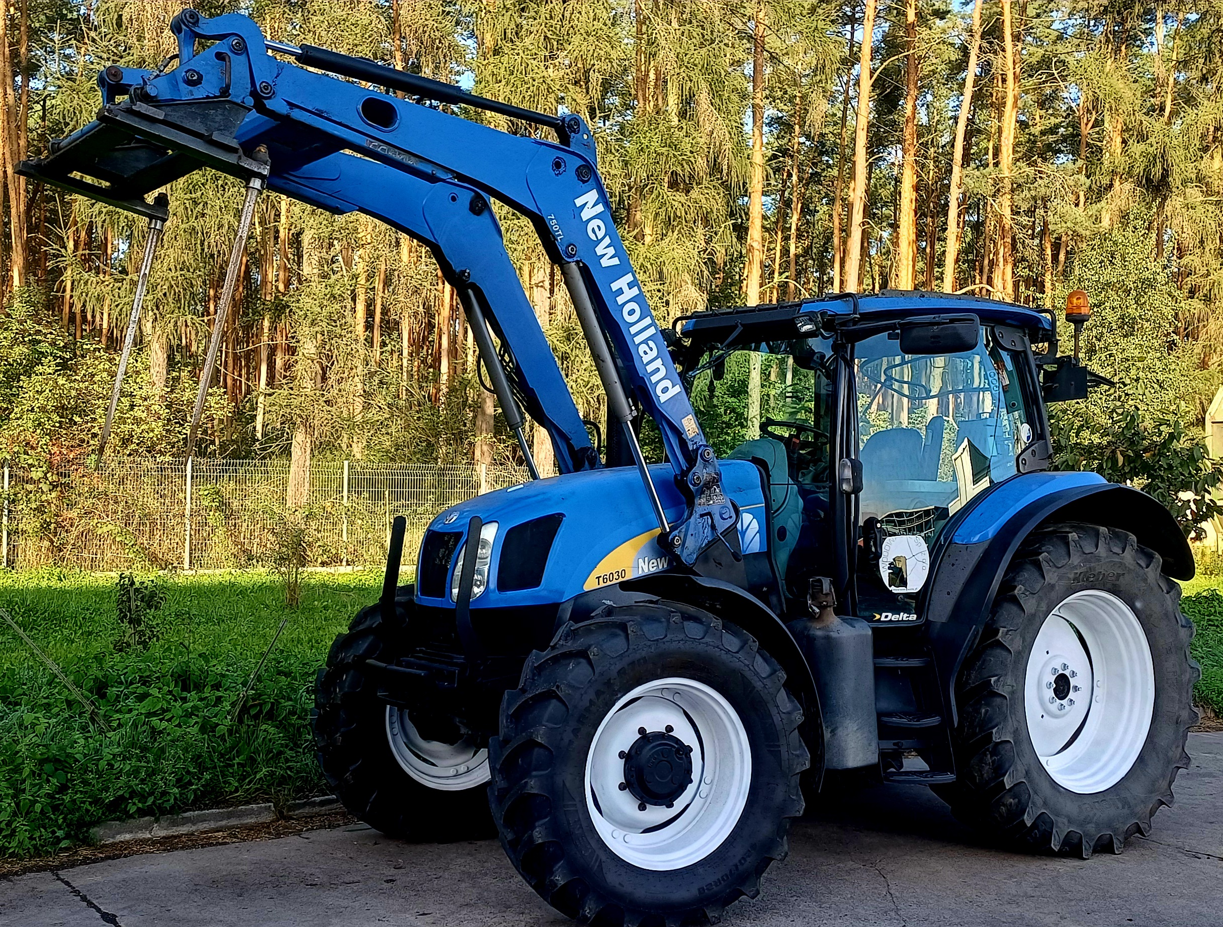 New Holland T6030 z ładowaczem przednim. Super stan. 120KM Rok prod. 2010 — zdjęcie 1