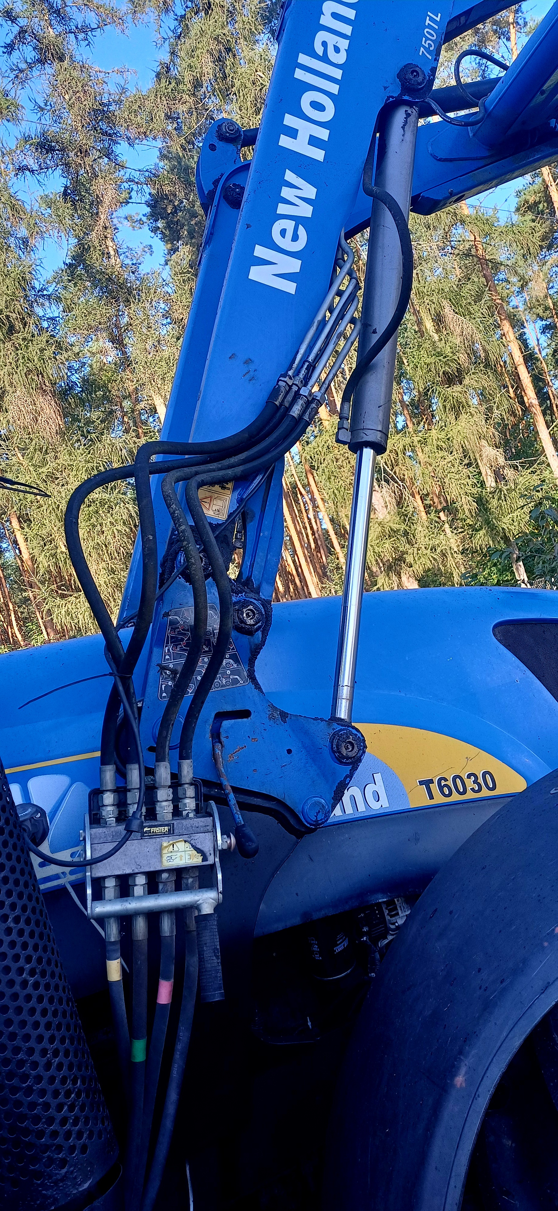 New Holland T6030 z ładowaczem przednim. Super stan. 120KM Rok prod. 2010 — zdjęcie 6