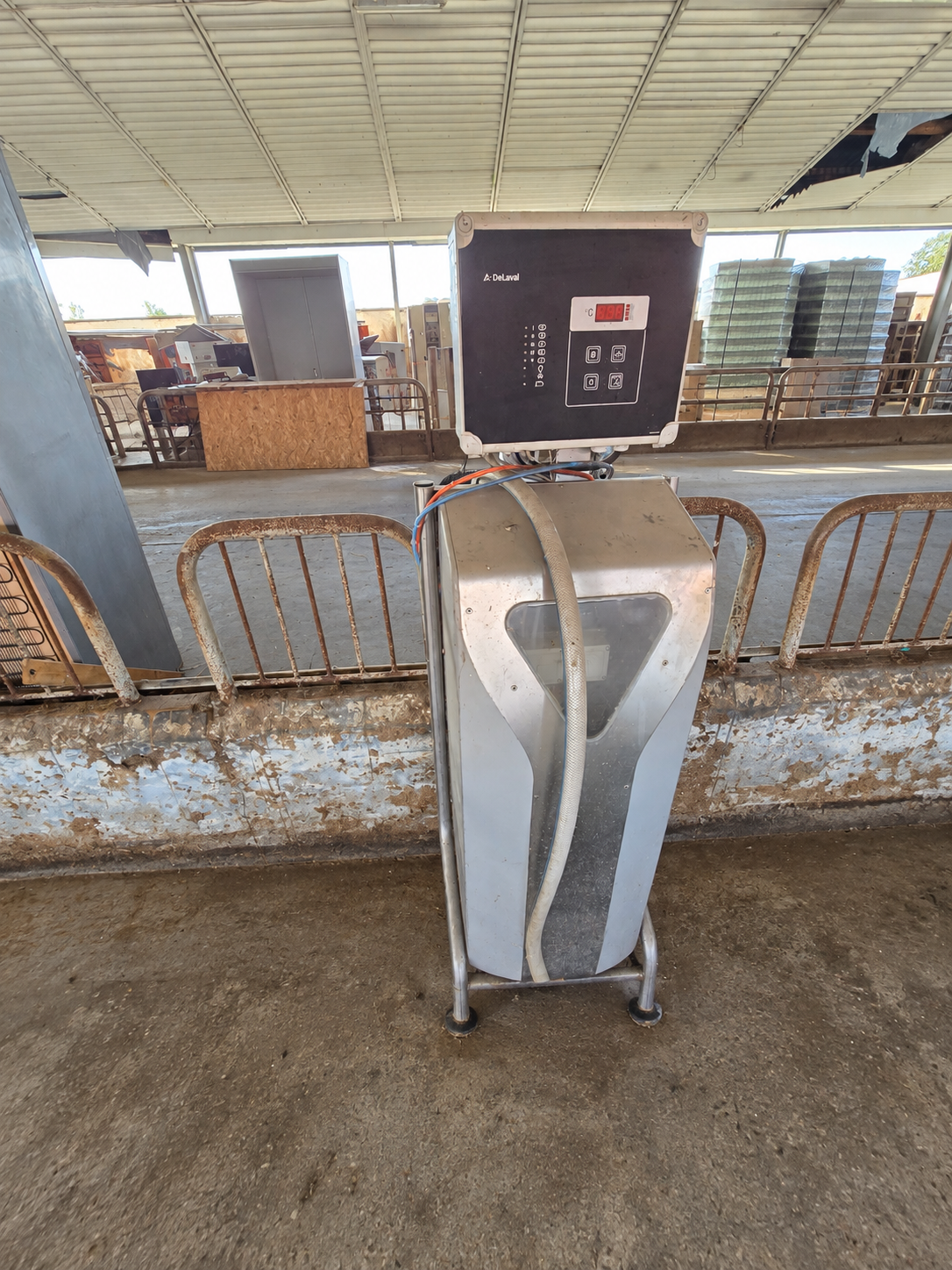 Myjnia automatyczna DeLaval do instalacji udojowej – ze sterownikiem i zbiornikiem